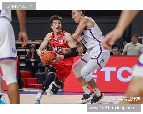 篮球赛场现头球助攻引惊叹