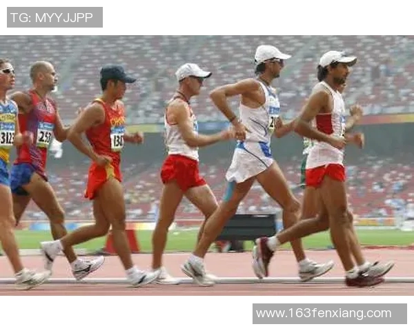 浓眉又伤了！左手受伤提前退赛 返回更衣室途中弯腰停步令人揪心